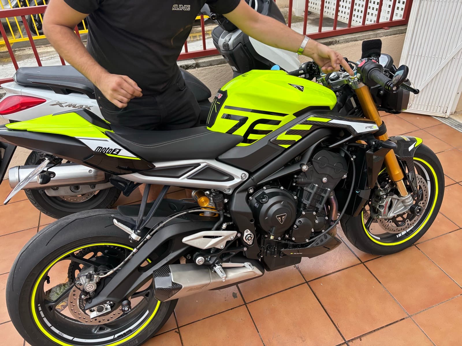 Motocicleta Triumph RS con llave de repuesto programada en RMT KEY