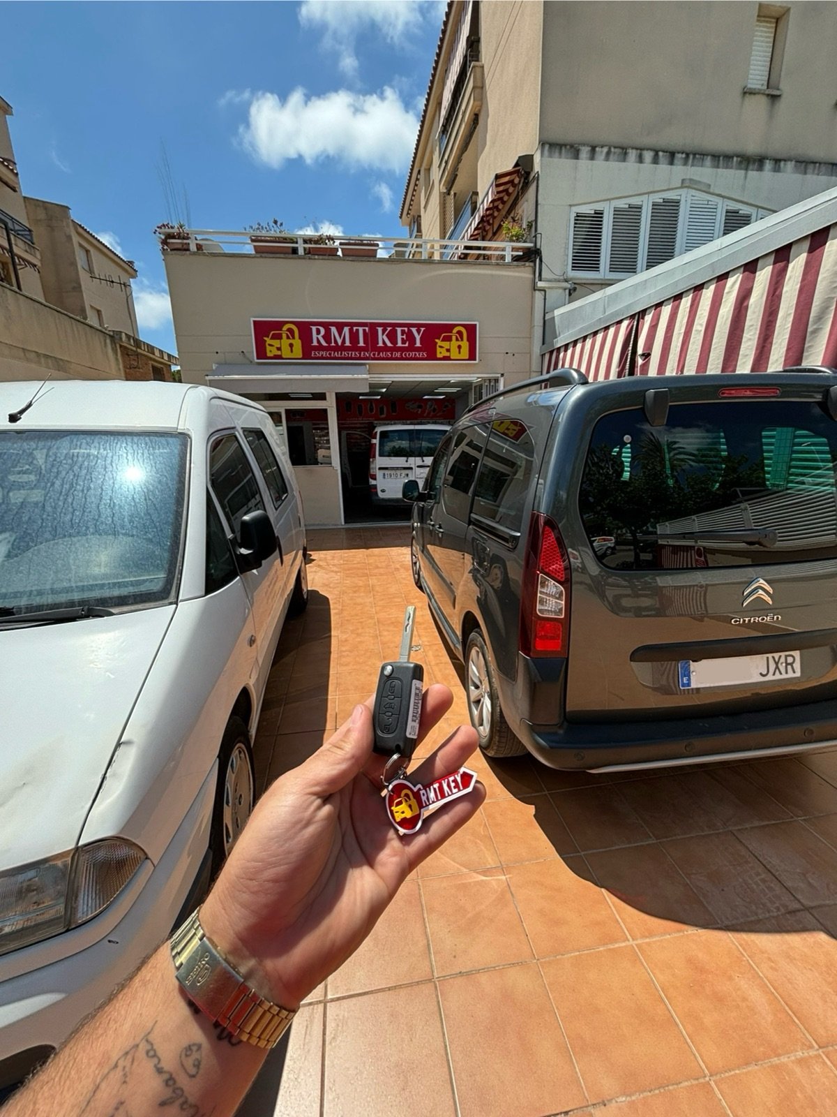 Fachada principal del taller RMT KEY en Torredembarra