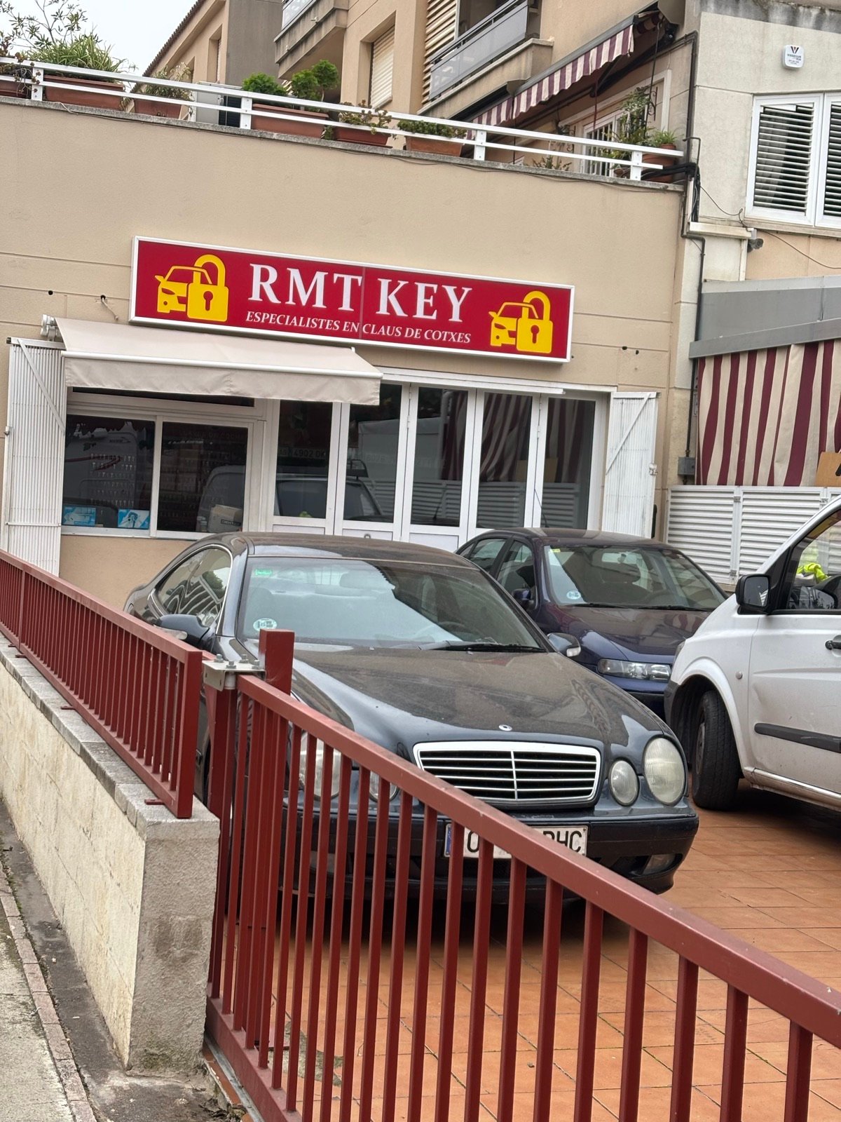 Entrada al local RMT KEY en Passeig Miramar