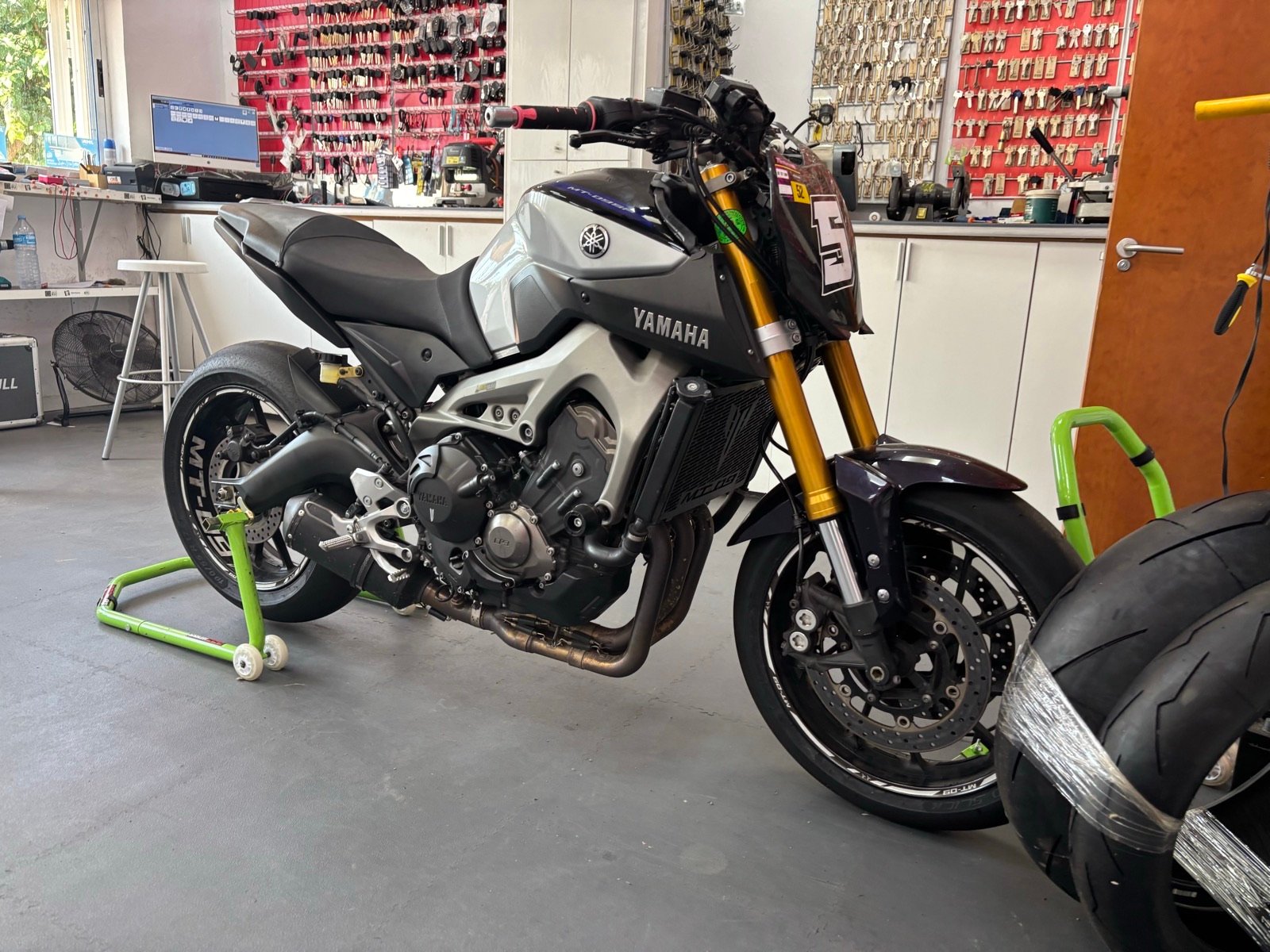 Yamaha MT-09 con llave de repuesto programada para día de circuito